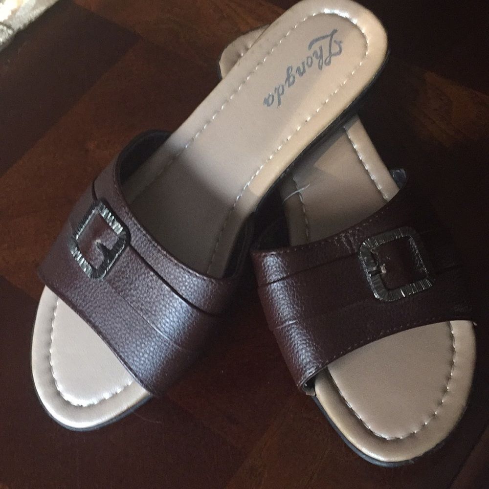 Brown slides, light and comfortable, brand new, no tags, excellent condition,8.5